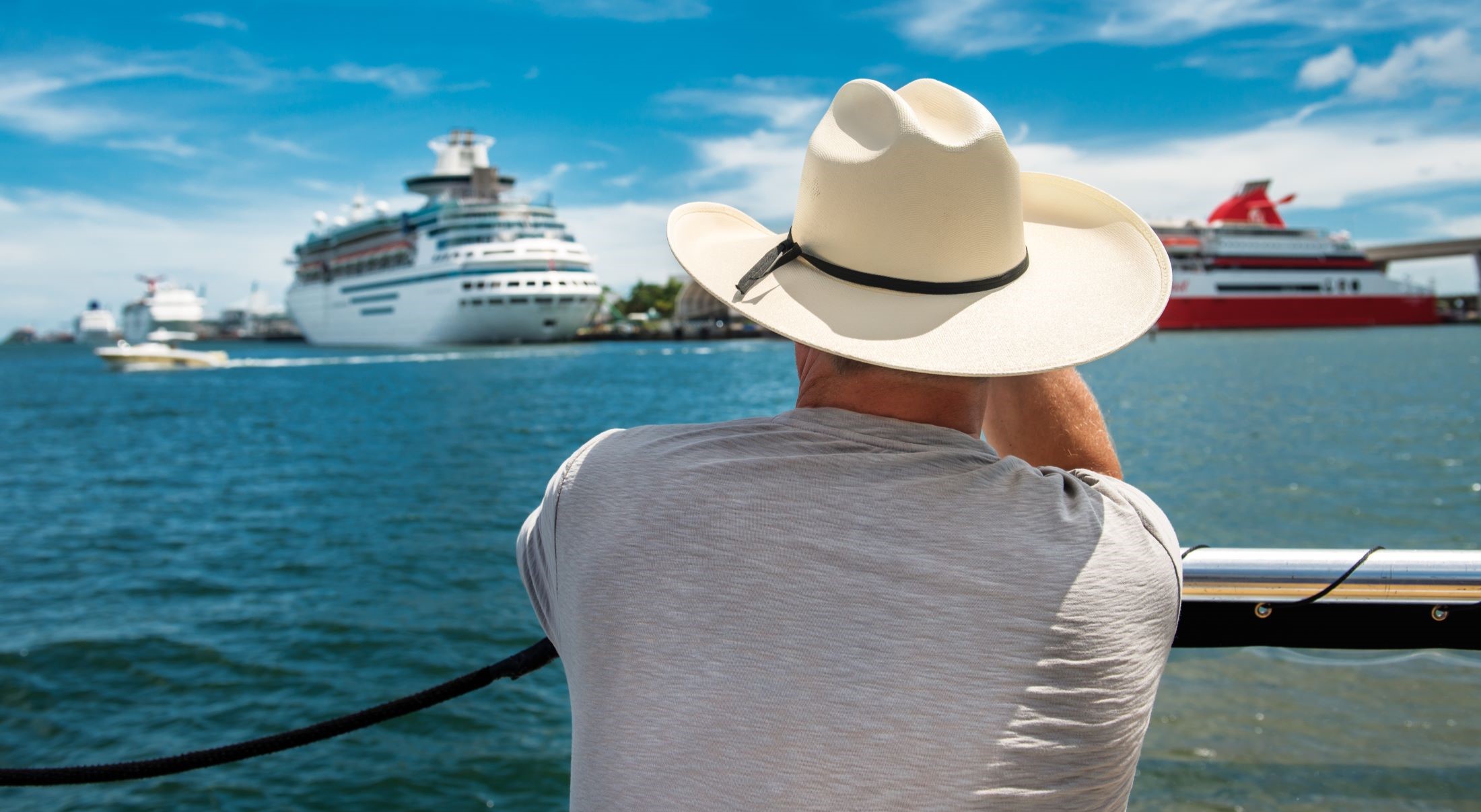 Homme en bateau voyageant