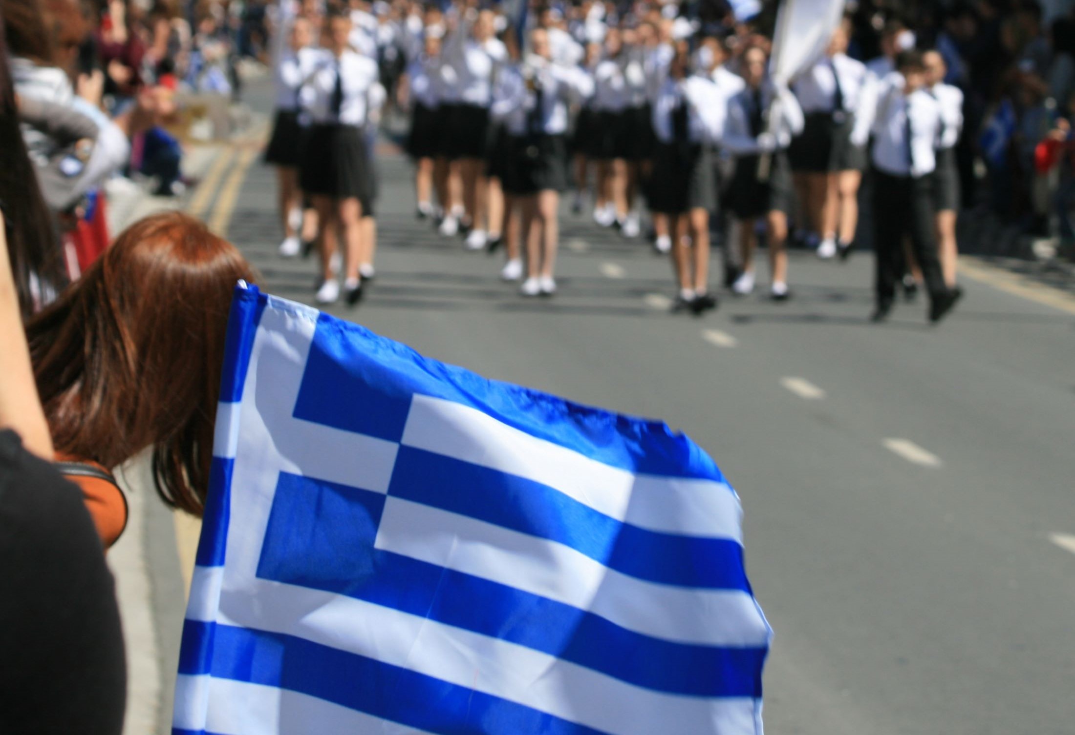 drapeau grec en parade