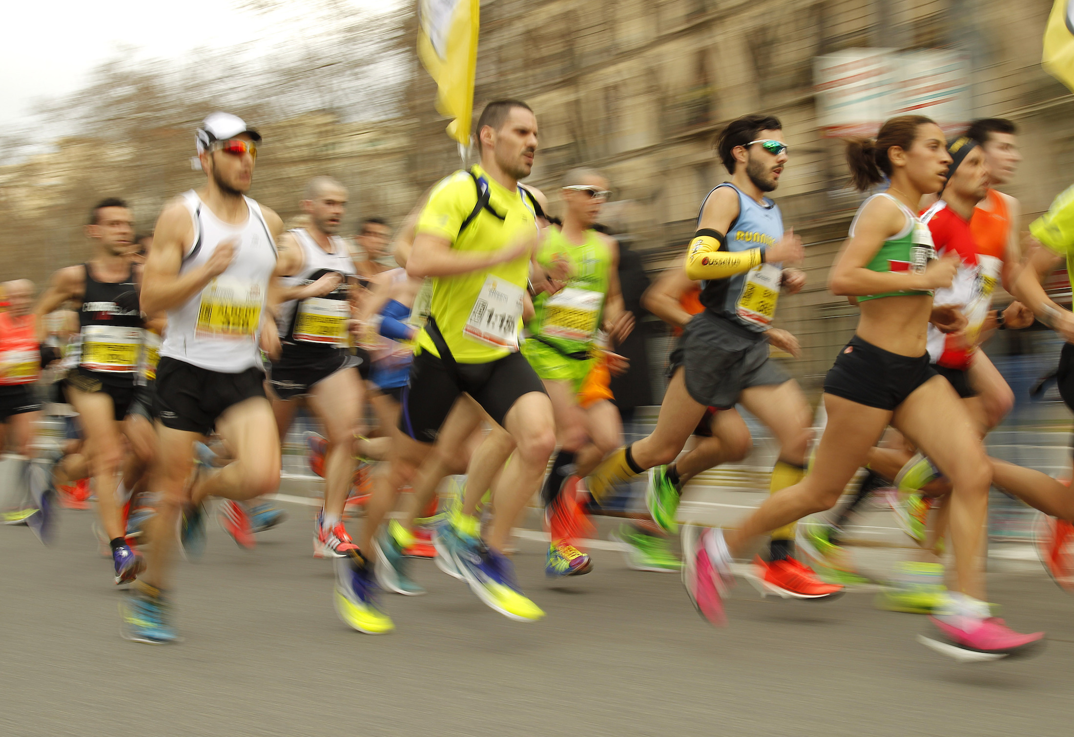 corridori che partecipano alla corsa su strada