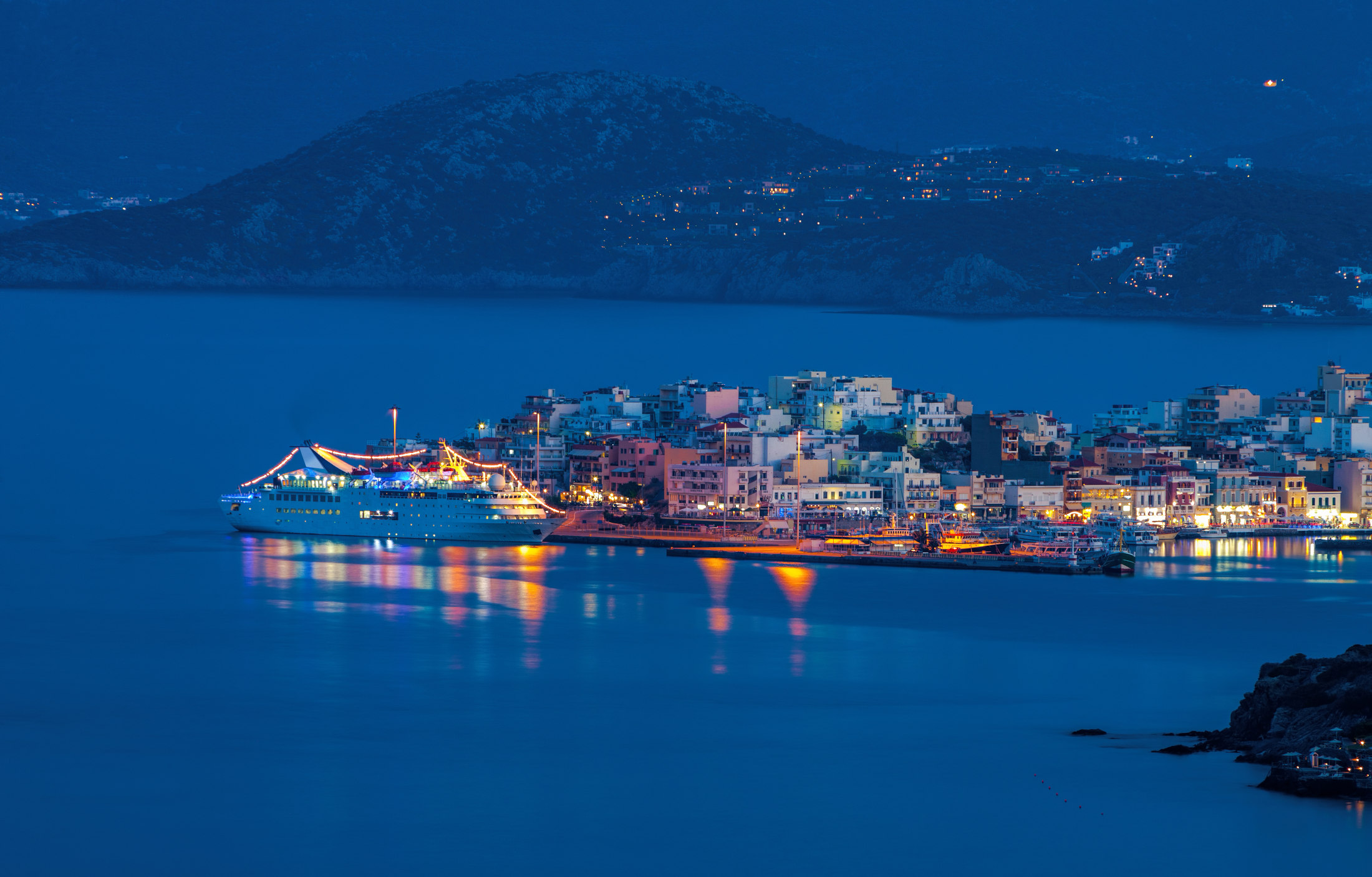 kreuzfahrtschiff nähert sich dem hafen von agios nikolaos, kreta, bei nacht