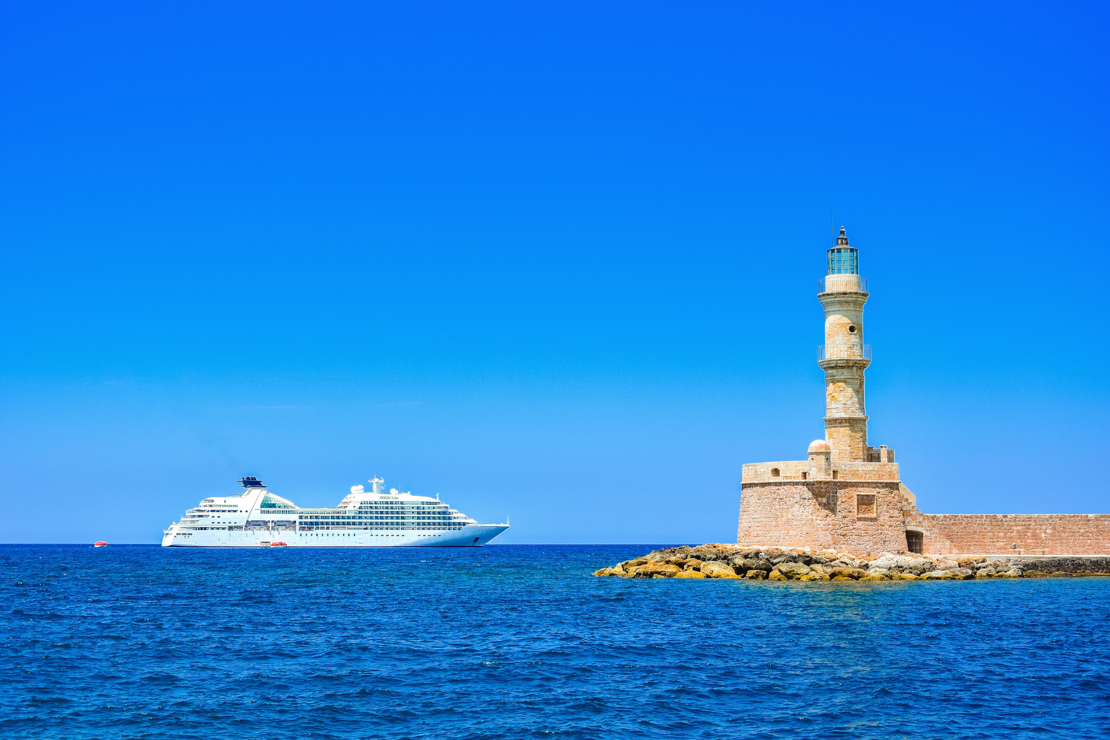 bateau de croisière au port de chania