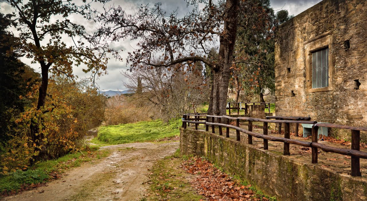 Le climat et le paysage de la Crète offrent des opportunités uniques pour les voyages d'hiver paysage d'automne dans le village