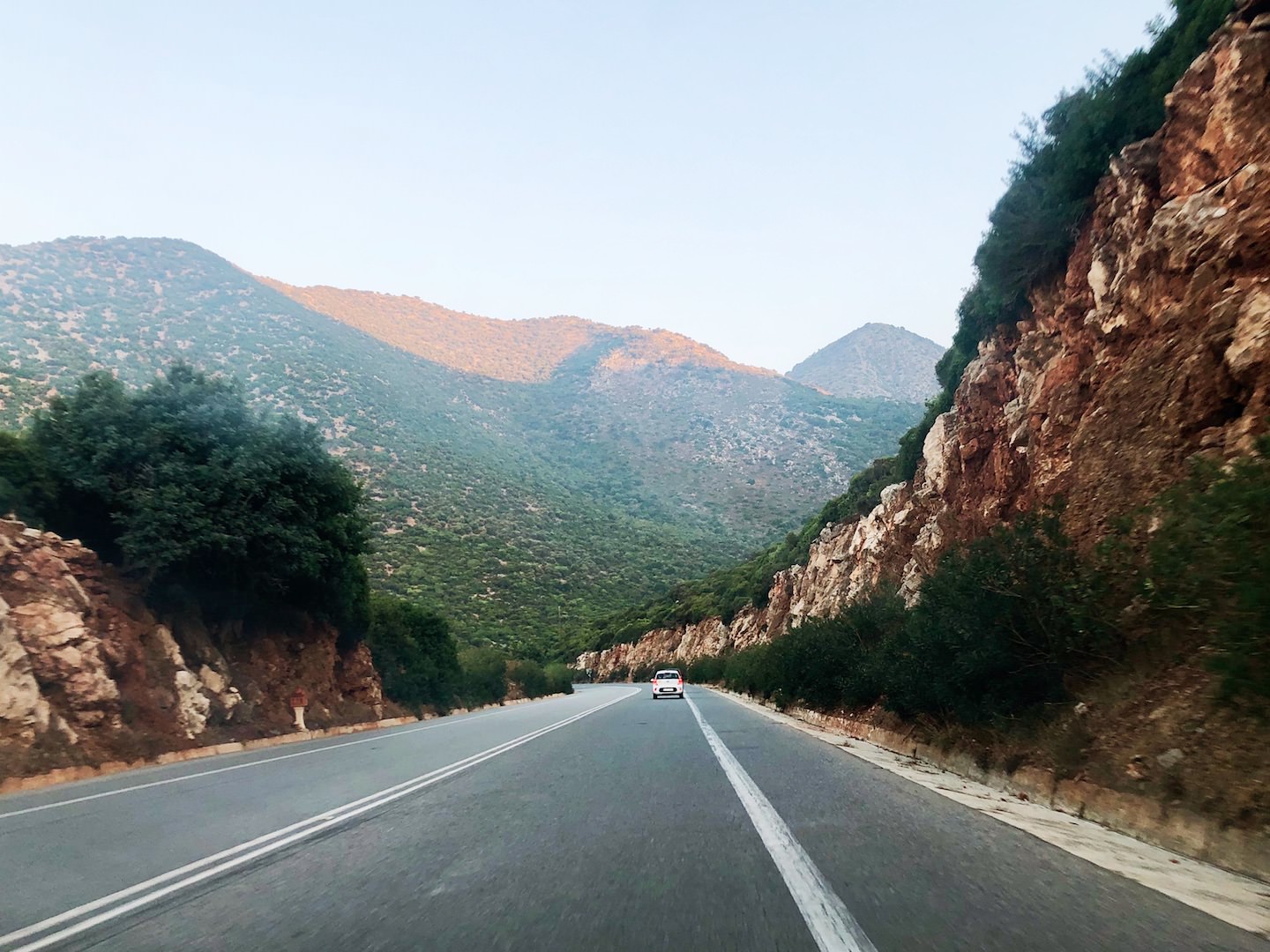 route de campagne avec fond montagneux