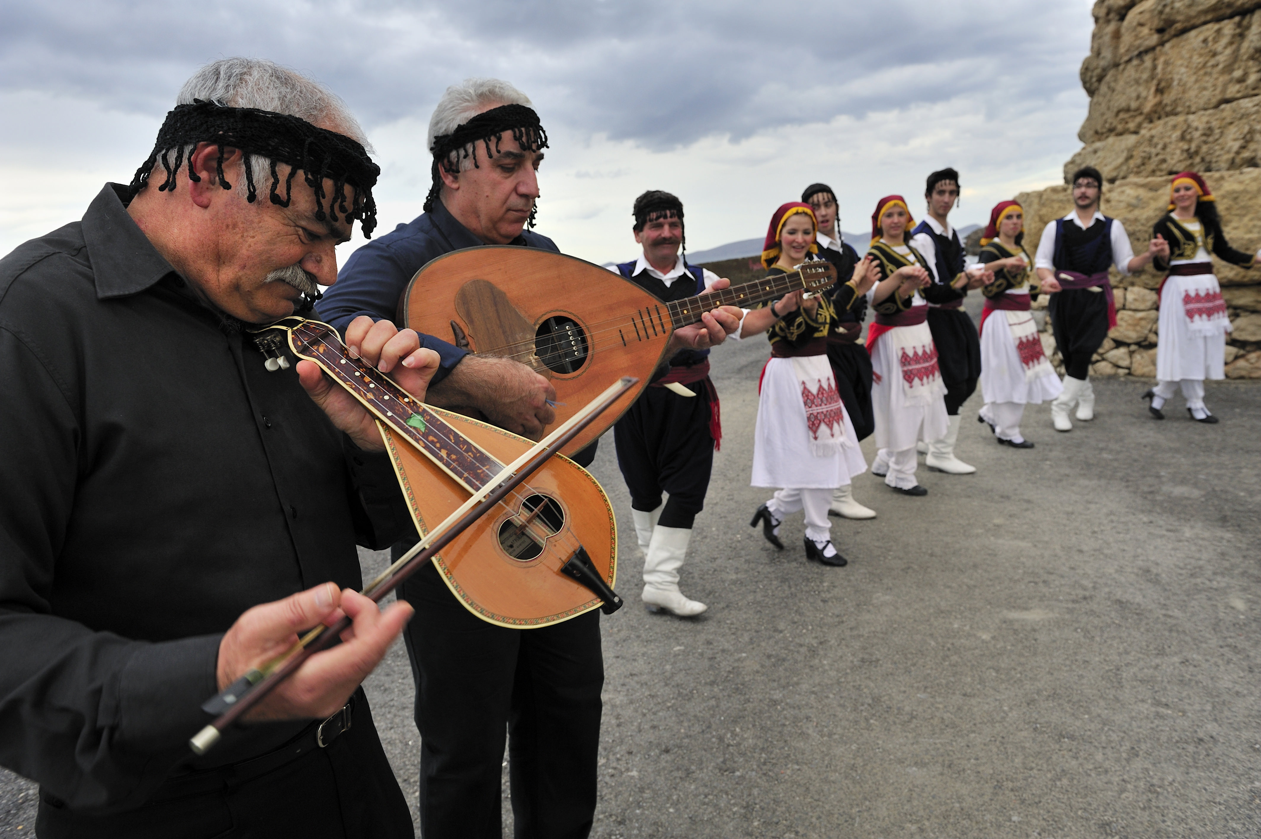 gens jouant de la musique traditionnelle et dansant