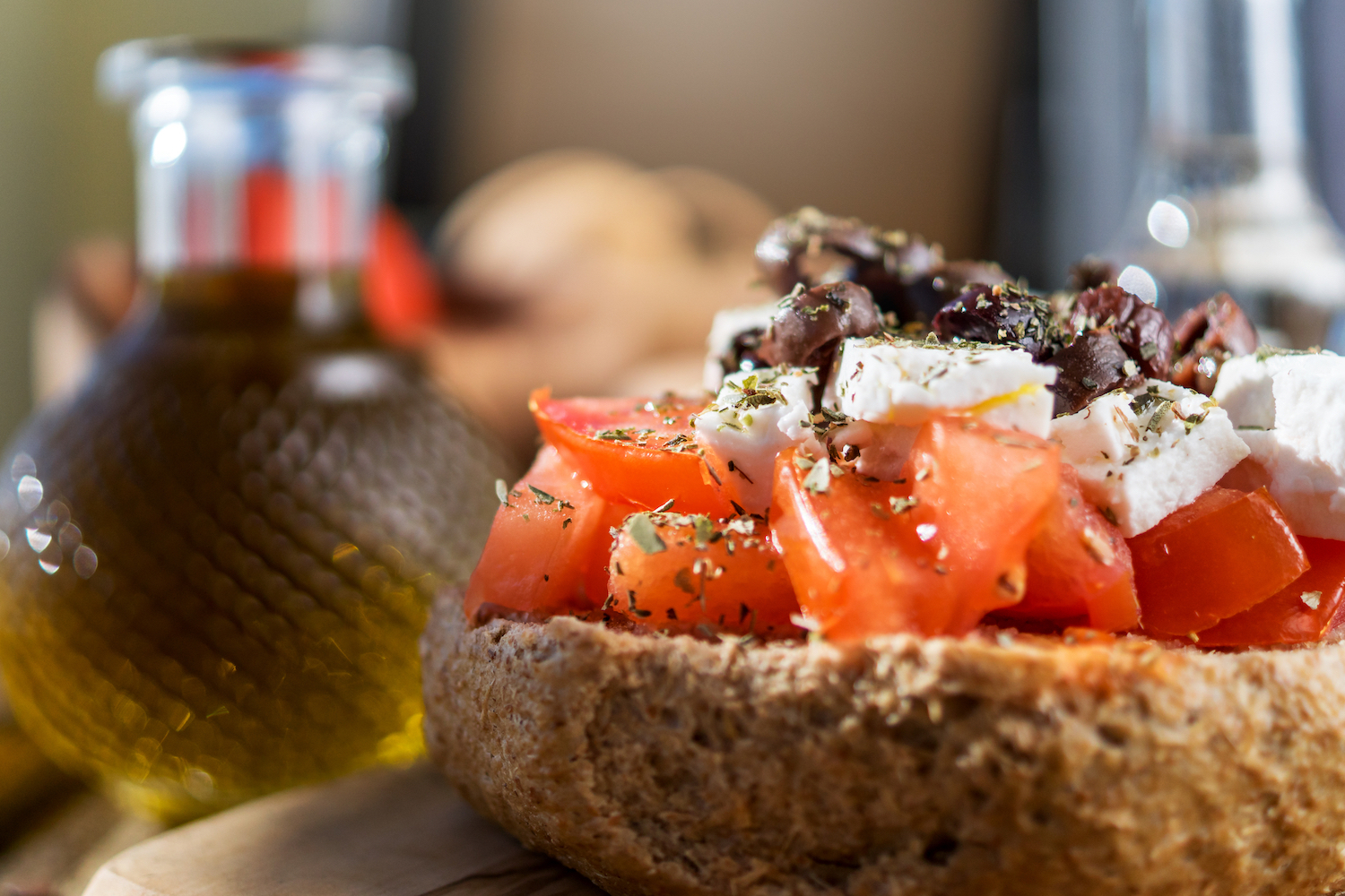 salade de ntakos avec pot d'huile d'olive